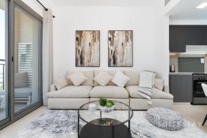 Posezení v ubytování Stylish Living In A Vibrant Modern Apartment