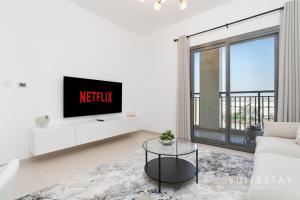 TV a/nebo společenská místnost v ubytování Stylish Living In A Vibrant Modern Apartment