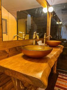uma casa de banho com 2 lavatórios num balcão de madeira em TERRA - Saturnia tented lodges em Saturnia