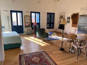 Studio in the Aegean في ماغيستي: غرفة نوم بسرير وطاولة في غرفة