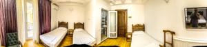 een kamer met drie witte bedden bij Prestige Terrace Hotel in Bukhara
