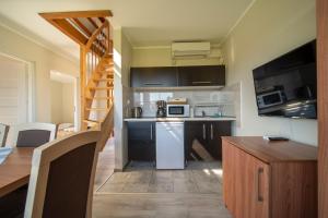Kuchyňa alebo kuchynka v ubytovaní Apartamenty Gromada Międzyzdroje