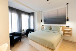 um quarto com uma cama, uma secretária e uma cadeira em Apartamento Florencia Living Suites en Castellón em Castellón de la Plana