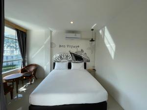 Rúm í herbergi á Dwell Phuket Airport Hotel at Naiyang