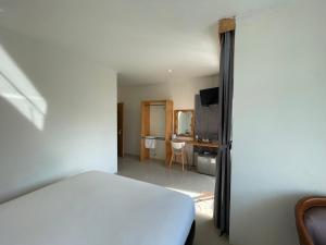 Eldhús eða eldhúskrókur á Dwell Phuket Airport Hotel at Naiyang