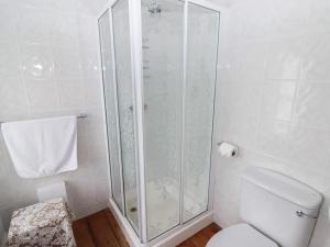ブリジェンドにあるThe Hen Houseのシャワーとトイレ付きの白いバスルーム +6枚の写真