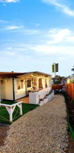 un bâtiment avec un banc devant lui dans l'établissement Paradise Camp Sozopol, à Sozopol