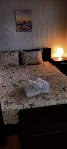 ein Schlafzimmer mit einem Bett mit zwei Handtüchern darauf in der Unterkunft Paradise Camp Sozopol in Sozopol