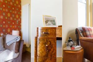 twee foto's van een woonkamer met een bank en een stoel bij High Noon in St Ives
