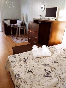 - une chambre avec un lit, des serviettes et une télévision dans l'établissement Paradise Camp Sozopol, à Sozopol