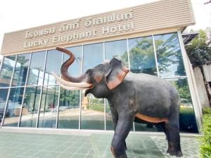 una statua di un elefante che si trova di fronte a un edificio di Lucky Elephant Hotel a Ban Bang Toei (1)