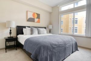 Un dormitorio con una cama grande y una ventana. en Dublin 2BR w Gym Lounge Pool nr BART SFO-977, en Dublin 34 fotos más