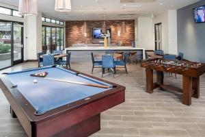 una sala de billar con 2 mesas de billar y un bar en Dublin 2BR w Gym Lounge Pool nr BART SFO-977, en Dublin