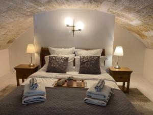 1 dormitorio con 1 cama con toallas en Appartement avec Piscine privée dans Résidence pour 6 personnes, en Uzès