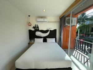 Rúm í herbergi á Dwell Phuket Airport Hotel at Naiyang