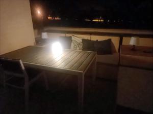 Una vela sentada en una mesa en una habitación en Apartamento en Hacienda Álamo H4401 en Fuente Alamo