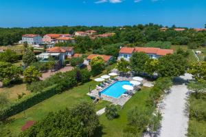 een luchtzicht op een huis met een zwembad en parasols bij Apartments Grota in Poreč