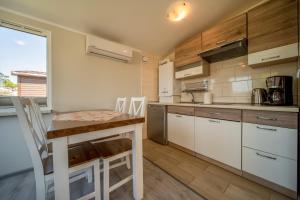 Kuchyňa alebo kuchynka v ubytovaní Apartamenty Gromada Międzyzdroje