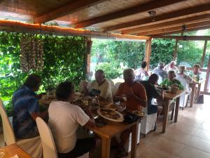 Reštaurácia alebo iné gastronomické zariadenie v ubytovaní Pansion Stones Murter