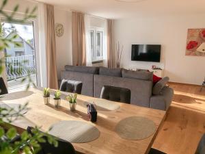 a living room with a couch and a table at Ferien am Weinberg in Kappelrodeck