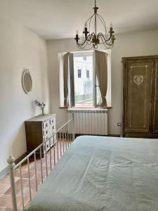 Un dormitorio con una cama grande y una ventana en Intero alloggio campagna Lucca en Capannori
