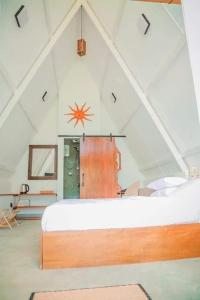 1 dormitorio con 1 cama grande en el ático en Queenmary cottages, en Nanu Oya