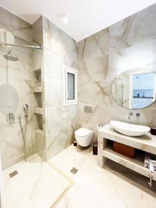 ein Bad mit einem Waschbecken und einer Dusche in der Unterkunft Plaka athens 1 bedroom 4 persons apartment by MPS in Athen