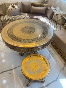 stolik kawowy i żółty talerz na stole w obiekcie Appart Hicham w mieście Tanger