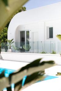 uma vista para uma casa com piscina em Stellaris Apartrooms em Termoli