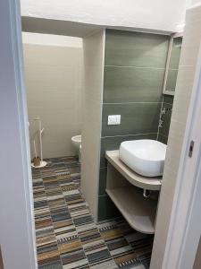 bagno con lavandino e servizi igienici di Elegance House 94 a Castellammare di Stabia