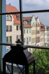 シュチェチンにあるOld Town Castle terracesの窓から建物のある街の景色を望めます。