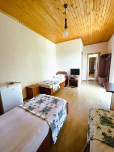 Postel nebo postele na pokoji v ubytování Hotel "Qeti" + 37 fotografií