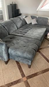 a large gray couch sitting in a living room at Luxuriöse Wohnung im Herzen von RLP in Bobenheim-Roxheim