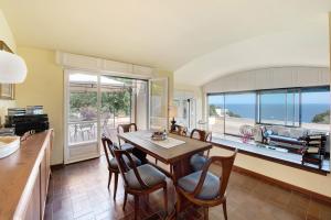 uma cozinha e sala de jantar com mesa e cadeiras em Villa Roberta em Arenzano
