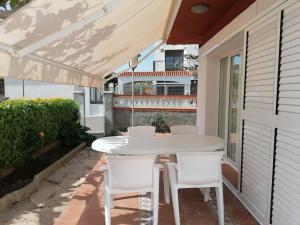 アルカナルにあるCasa Ginesta - Flamenc (near the beach)のパティオ(白いテーブル、白い椅子付)