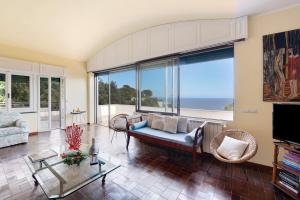 uma sala de estar com vista para o oceano em Villa Roberta em Arenzano