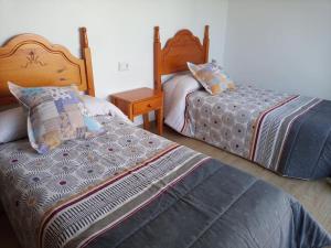 アルカナルにあるCasa Ginesta - Flamenc (near the beach)のベッドルーム1室(ベッド2台、ナイトスタンド、シドシドシドシドシドシドシドシドシドシドシドシドシドシドシドシドシドシドシドシドシドシドシドシドシドシドシドシドシドシドシドシドシドシドシドシドシドシドシドシドシドシドシドシドシドシドシドシドシドシドシドシドシドシドシドシドシドシドシドシドシドシドシドシドシドシドシドシドシドシドシドシドシドシドシドベッド2ベッド2ベッド2ベッド2ベッドを2ベッドを2ベッドを2ベッドを2ベッドを2ベッドを使用し、ベッドを使用し、ベッドを2ベッドを使用し、ベッドを2ベッドを2ベッド2台、ベッド2ベッドを2ベッドを2ベッド2台、ベッド2台、ベッド2台、ベッド2台、ベッド2