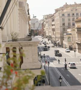 widok na ulicę miejską z samochodami i pieszych w obiekcie Monti 66 Hotel w Rzymie