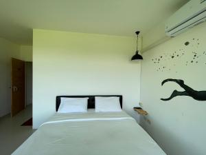 Rúm í herbergi á Dwell Phuket Airport Hotel at Naiyang