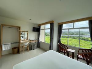 Rúm í herbergi á Dwell Phuket Airport Hotel at Naiyang