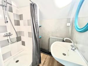 a bathroom with a sink and a shower at Les hauts de tison ~ Vue sur la vallée du Clain in Poitiers