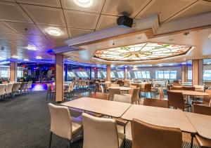 Um restaurante ou outro lugar para comer em Viking Line ferry Viking Cinderella - 2-night Cruise Stockholm-Helsinki-Stockholm