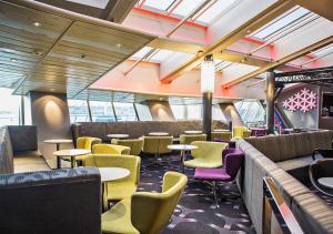 Uma área de estar em Viking Line ferry Viking Cinderella - 2-night Cruise Stockholm-Helsinki-Stockholm