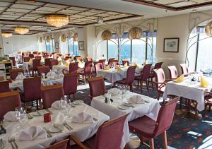 Um restaurante ou outro lugar para comer em Viking Line ferry Viking Cinderella - 2-night Cruise Stockholm-Helsinki-Stockholm