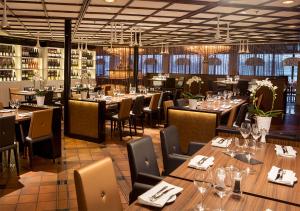 Um restaurante ou outro lugar para comer em Viking Line ferry Viking Cinderella - 2-night Cruise Stockholm-Helsinki-Stockholm