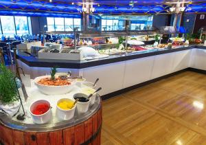 uma linha de buffet com muitos tipos diferentes de alimentos em Viking Line ferry Viking Cinderella - Cruise Stockholm-Helsinki-Stockholm em Estocolmo