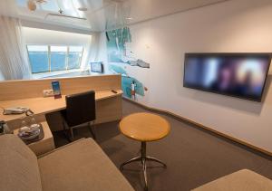 Uma TV ou centro de entretenimento em Viking Line ferry Viking Cinderella - 2-night Cruise Stockholm-Helsinki-Stockholm