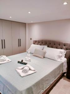 Postel nebo postele na pokoji v ubytování Avramiou Lofts