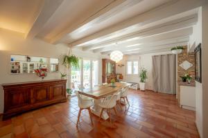 comedor con mesa de madera y sillas en Ma Case en Provence - Maison climatisée avec piscine, en Saint-Maximin-la-Sainte-Baume