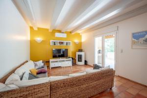 sala de estar con sofá y TV en Ma Case en Provence - Maison climatisée avec piscine, en Saint-Maximin-la-Sainte-Baume